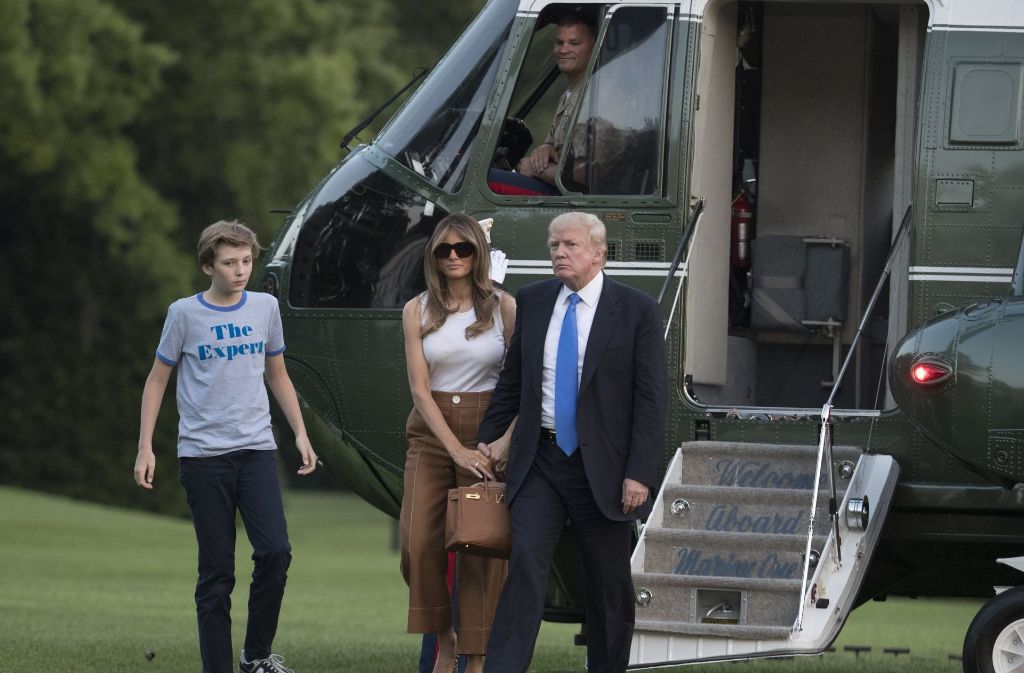 Das Ehepaar Trump mit Sohn Barron nach ihrer Landung nahe dem südlichen Rasen des Weißen Hauses.