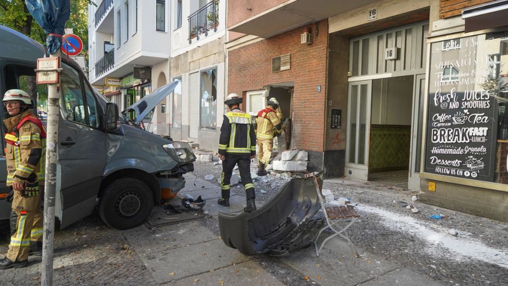 Berlin: Auto rammt Haus und fährt in Menschengruppe