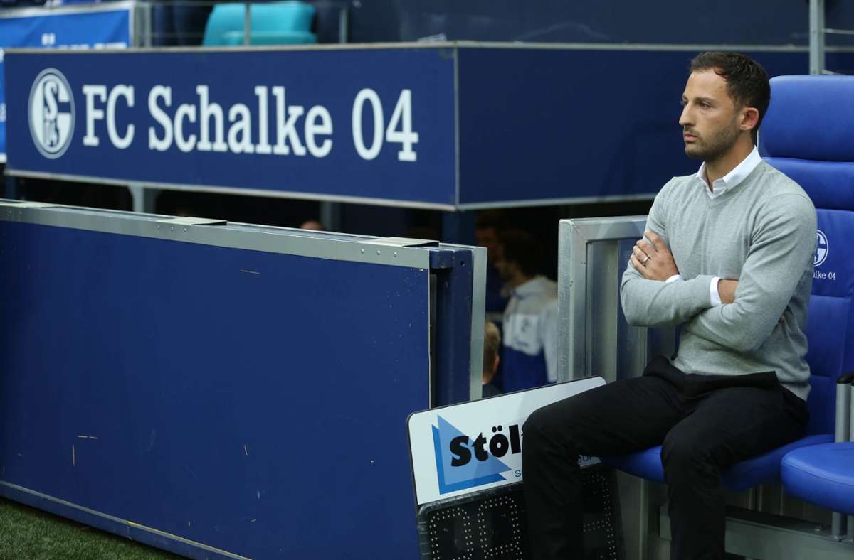 Durch die Erfolge im Erzgebirge wurde der FC Schalke auf den Deutsch-Italiener aufmerksam und lotste ihn zur Saison 2017/18 aus Aue weg. Nach einem sehr erfolgreichen ersten Jahr, das mit der Vizemeisterschaft endete, wurde Tedesco im März 2019 auf Platz 14 stehend entlassen.