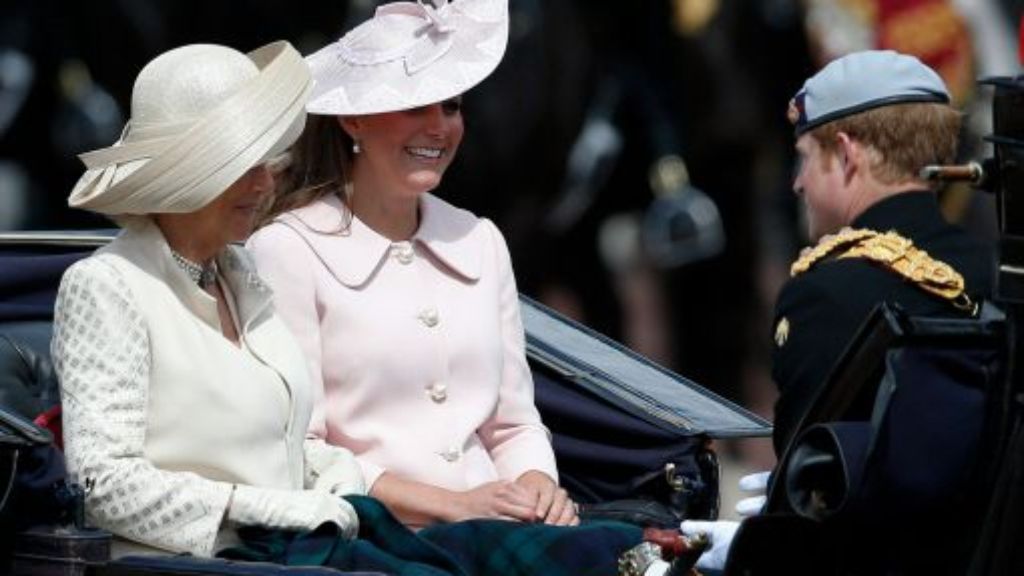 Militärparade in London: Schwangere Herzogin Kate im rosafarbenen Mantel - wirds ein Mädchen?