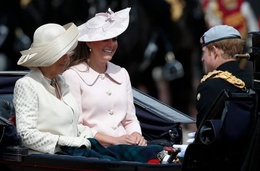Die britische Königin Elizabeth II. hat bei der offiziellen Feier zu ihrem 87. Geburtstag in London auf ihren Ehemann Prinz Philip wegen seines Klinikaufenthaltes verzichten müssen. Die schwangere Herzogin Kate, hier zusammen mit ihrem Schwager Prinz Harry (28) und Stief-Schwiegermutter Camilla (65) in einer Kutsche, war dabei - und alle schauten auf ihr Kleid und ihren Bauch. Foto: AP/dpa