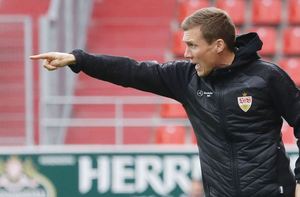 VfB-Trainer Hannes Wolf gibt vom Spielfeldrand aus Anweisungen.