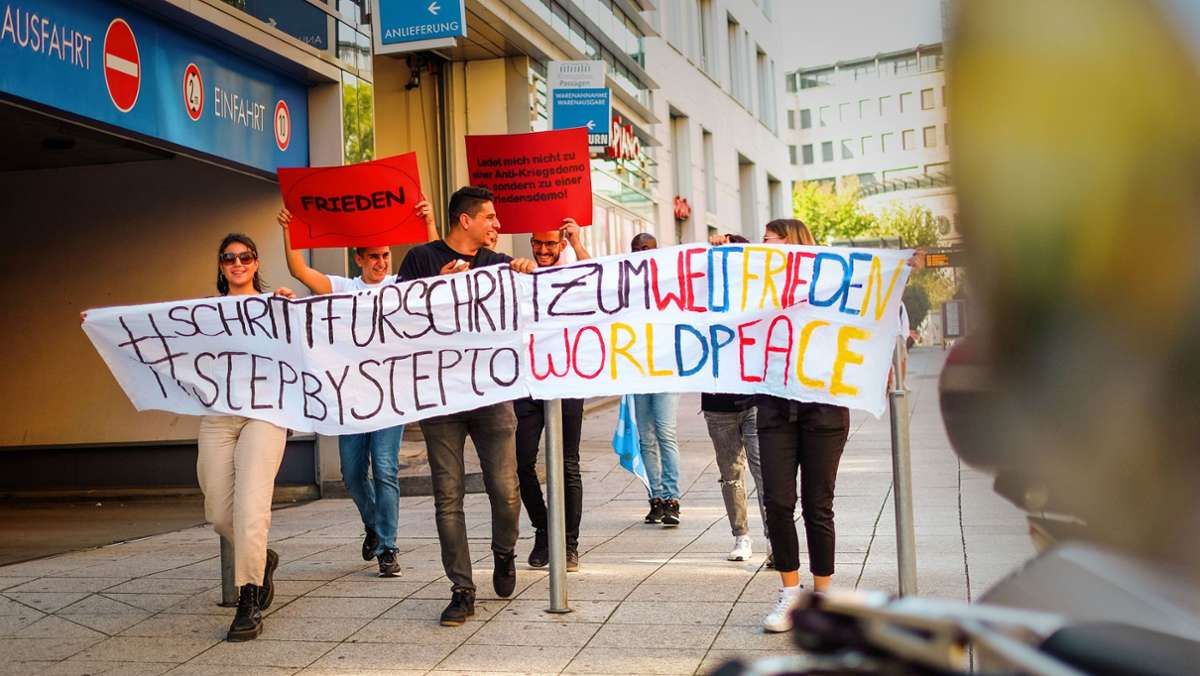  Die Initiative Carle Note trifft sich zu einer Kundgebung in der Stuttgarter Innenstadt. Die Mitglieder engagieren sich auf vielfältige Art und Weise. 