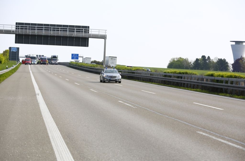 Am Dienstagvormittag hat sich ein schwerer Verkehrsunfall auf der A81 bei Stuttgart-Zuffenhausen zugetragen, der nun für Verkehrschaos auf der Autobahn sorgt.