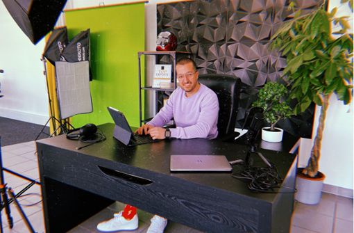 Immo.Tommy bei der Arbeit: In seinem Büro im Stuttgarter Westen produziert  der „Finfluencer“ die Videos für Social Media. Foto: Tanja Simoncev