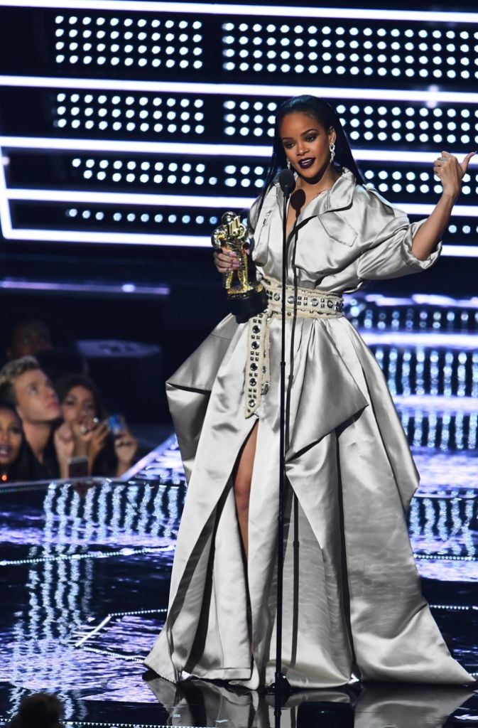 Geht gut: Zugegebenermaßen ist das Etwas aus Trenchcoat, Rokoko-Robe und schimmernder Stoff-Masse etwas gewöhnungsbedürftig. Trotzdem sticht die Sängerin Rihanna damit auf ungewöhnliche Art aus der Masse heraus. Hat man so noch nicht gesehen. Das gilt in dem Fall als Kompliment.