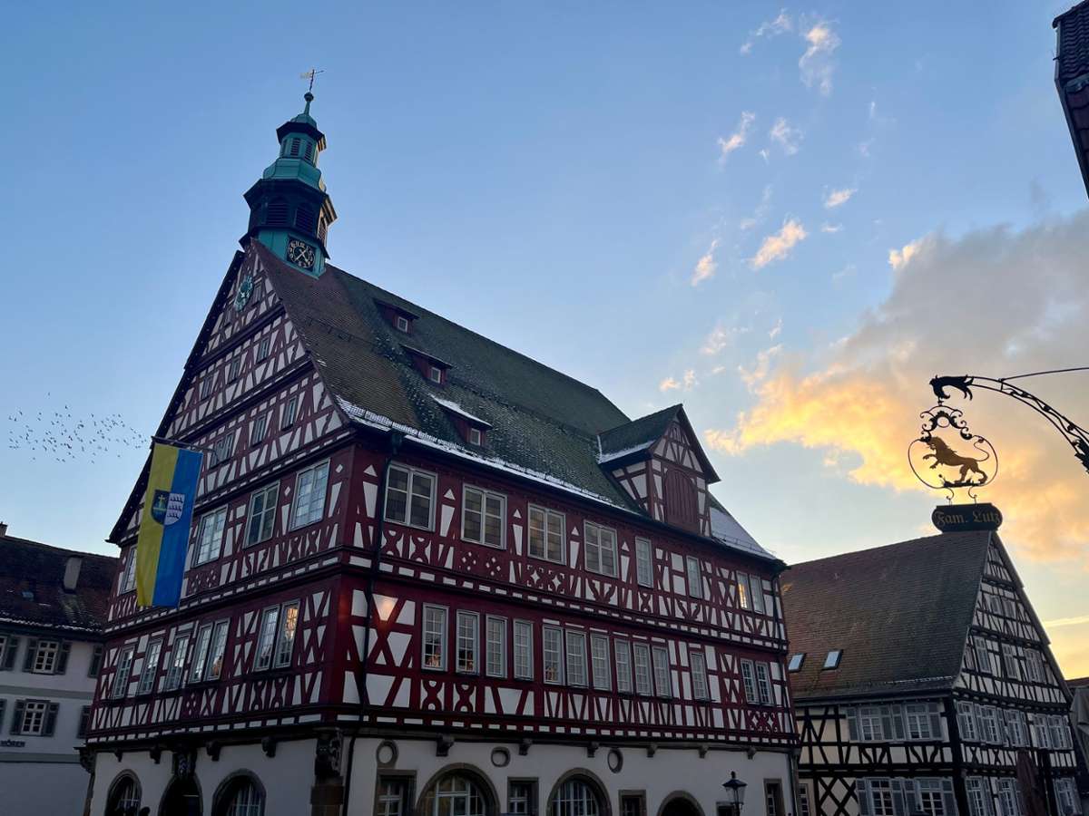 Das historische Rathaus prägt das Stadtbild der "Murr-Metropole".