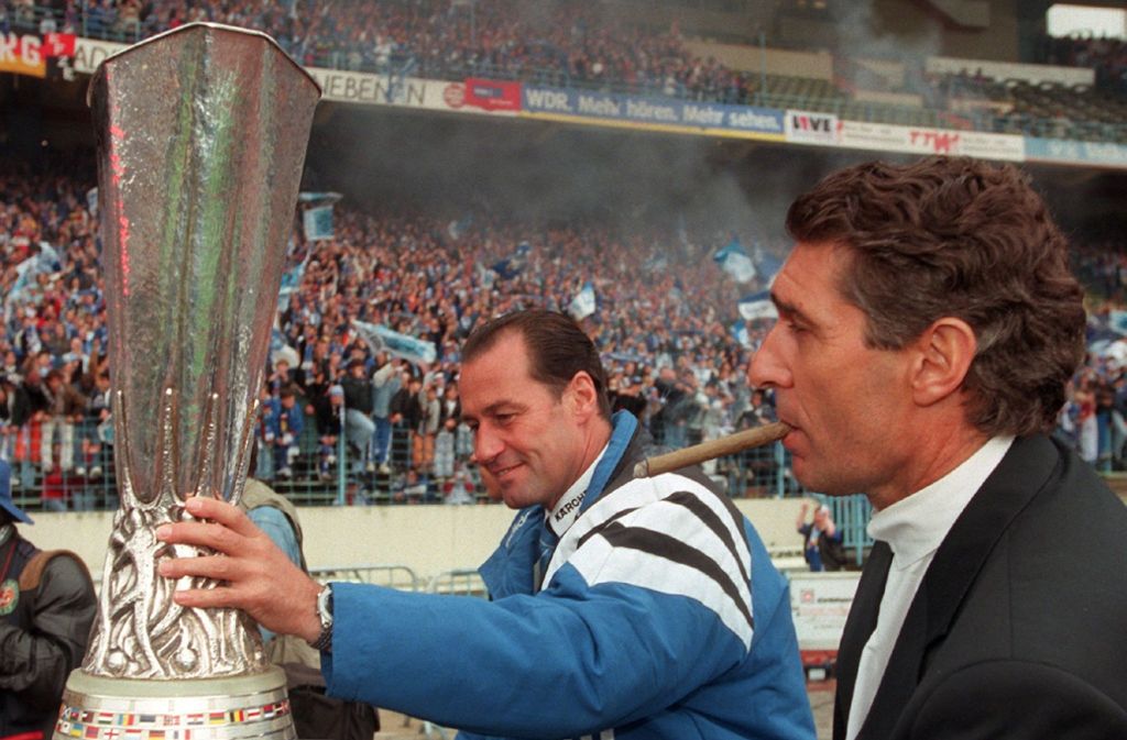 Nachdem Stevens seine Trainerkarriere bei Roda Kerkrade begonnen hatte, feierte er bereits im Jahr 1997 als Coach des FC Schalke 04 einen sensationellen Erfolg und holte mit den legendären „Eurofightern“ den UEFA-Cup.
