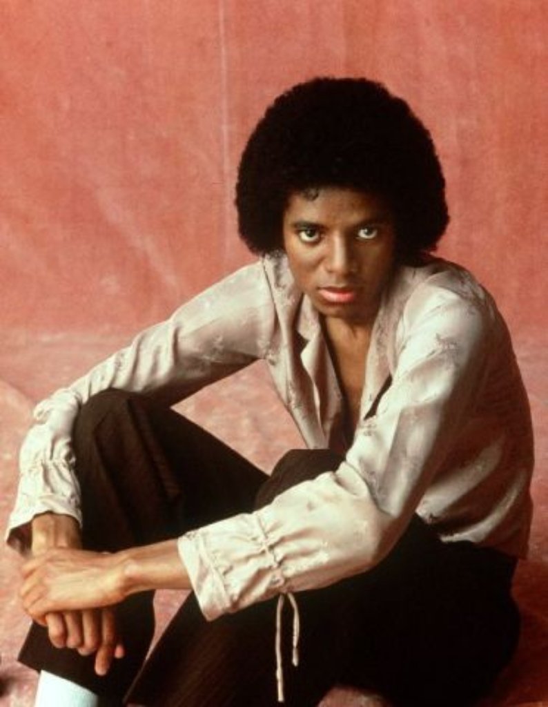 Mit 21 hat Michael zwar noch immer dieselbe Frisur, aber schon eine Karriere als Kinderstar hinter sich. Mit fünf Jahren stand er mit seinen Brüdern das erste Mal auf der Bühne.