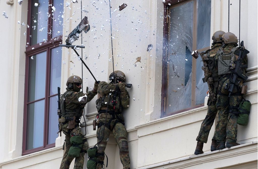 Mit einem Sprengsatz entfernten die Elitesoldaten die Fensterscheibe. Foto: dpa-Zentralbild