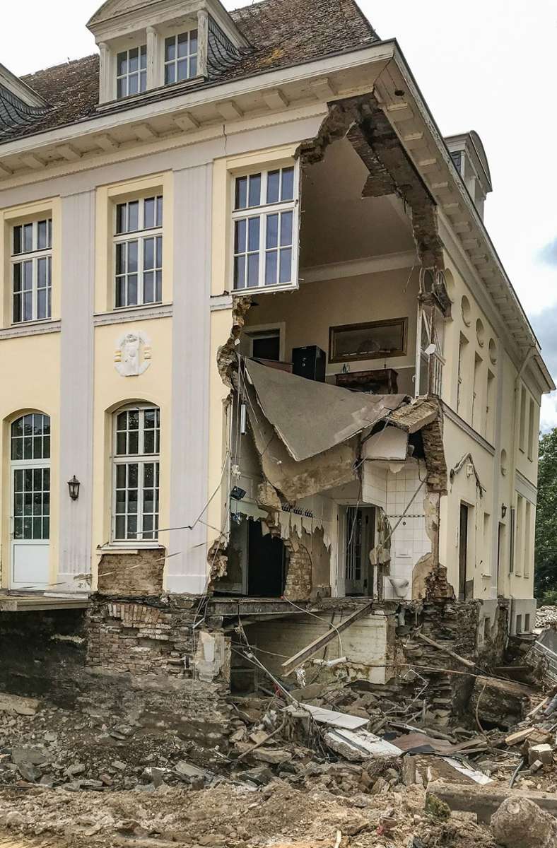 Bei diesem Gebäude gegenüber dem Kurhaus von Bad Neuenahr wurde eine Ecke komplett weggerissen.