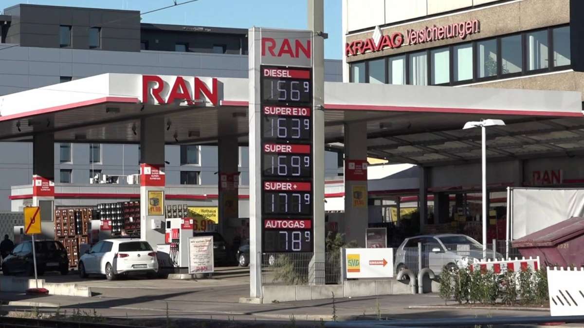 Vorfall in Stuttgart-Wangen: Zwei bewaffnete Männer überfallen Tankstelle – Polizei sucht Zeugen