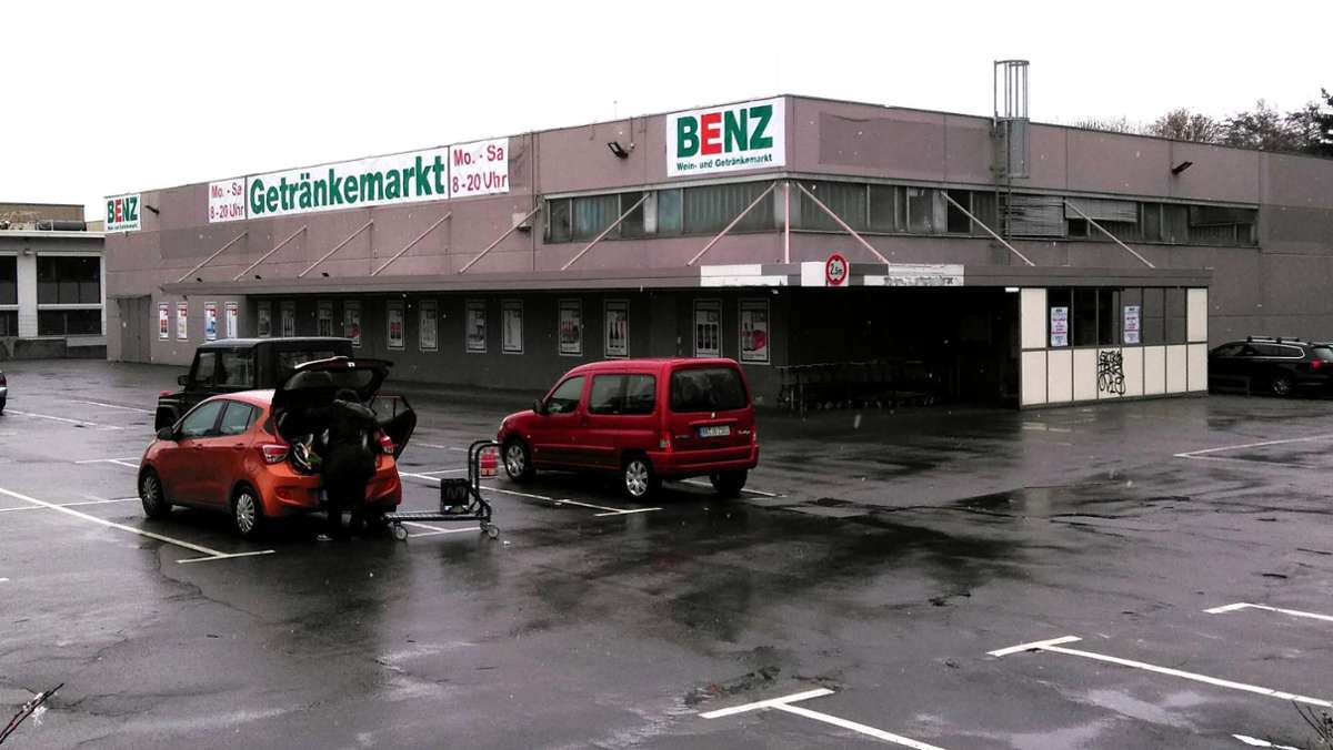  Der Großhändler Benz ist in den Real-Getränkemarkt im Röhrer Weg in Böblingen eingezogen. Das Unternehmen besitzt auch das Areal des Penny-Marktes an der Schönaicher Straße. An den Plänen, auch dort einen Getränkemarkt zu bauen, möchte das Unternehmen festhalten. 