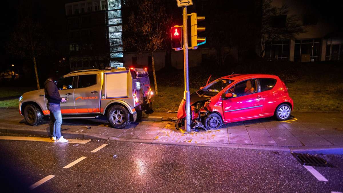  Am Sonntagabend ist ein 20-Jähriger mit seinem Peugeot in Stuttgart-Zuffenhausen unterwegs, als er die Kontrolle über den Wagen verliert. Die Fahrt endet an einem Ampelmast. 