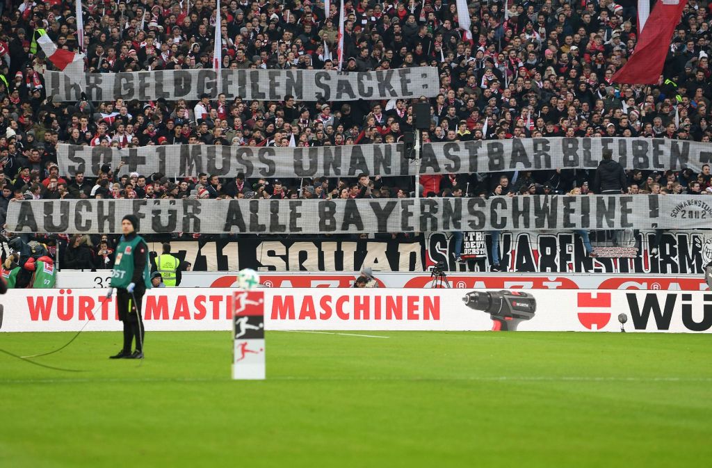 Stuttgarter Fans zeigen Transparente mit dem Titel: „Ihr geldgeilen Säcke: 50+1 muss unantastbar bleiben – auch für alle Bayernschweine!“
