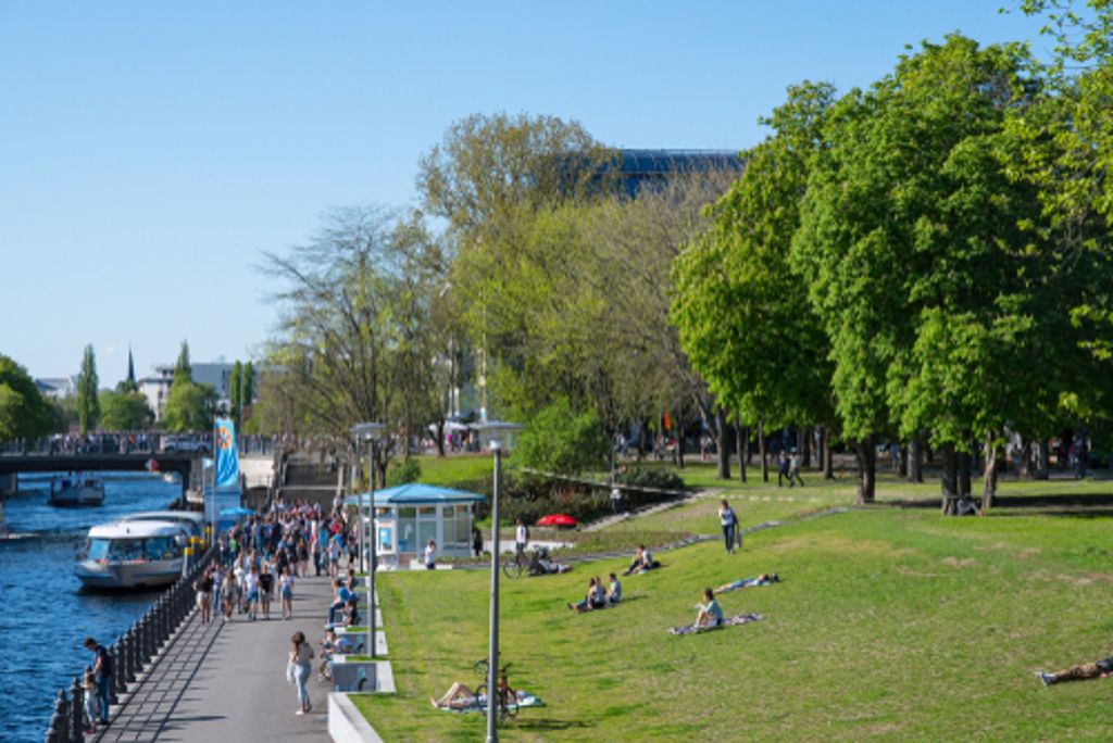 Pulsierende Hauptstadt und Picknick im Grünen? Das geht! Ob an der Spree (Foto), dem Wannsee oder in einem der vielen Parks – in Berlin finden sich viele nette Ecken für einen verträumten Nachmittag im Gras.