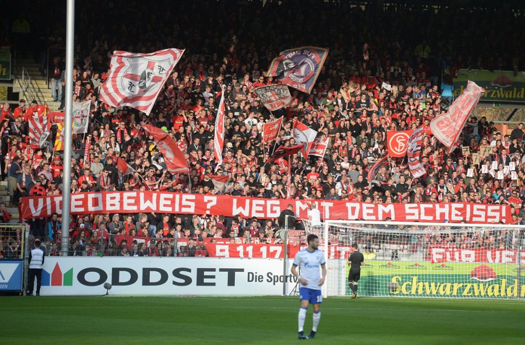 „Bitte bleiben Sie in der Halbzeit auf Ihren Plätzen. Sie könnten ein Tor verpassen!“ – Spruchband der Fans des SC Freiburg in Bezug auf den nachträglich via Videobeweis verhängten Halbzeit-Elfmeter beim Spiel in Mainz (hier nicht im Bild).