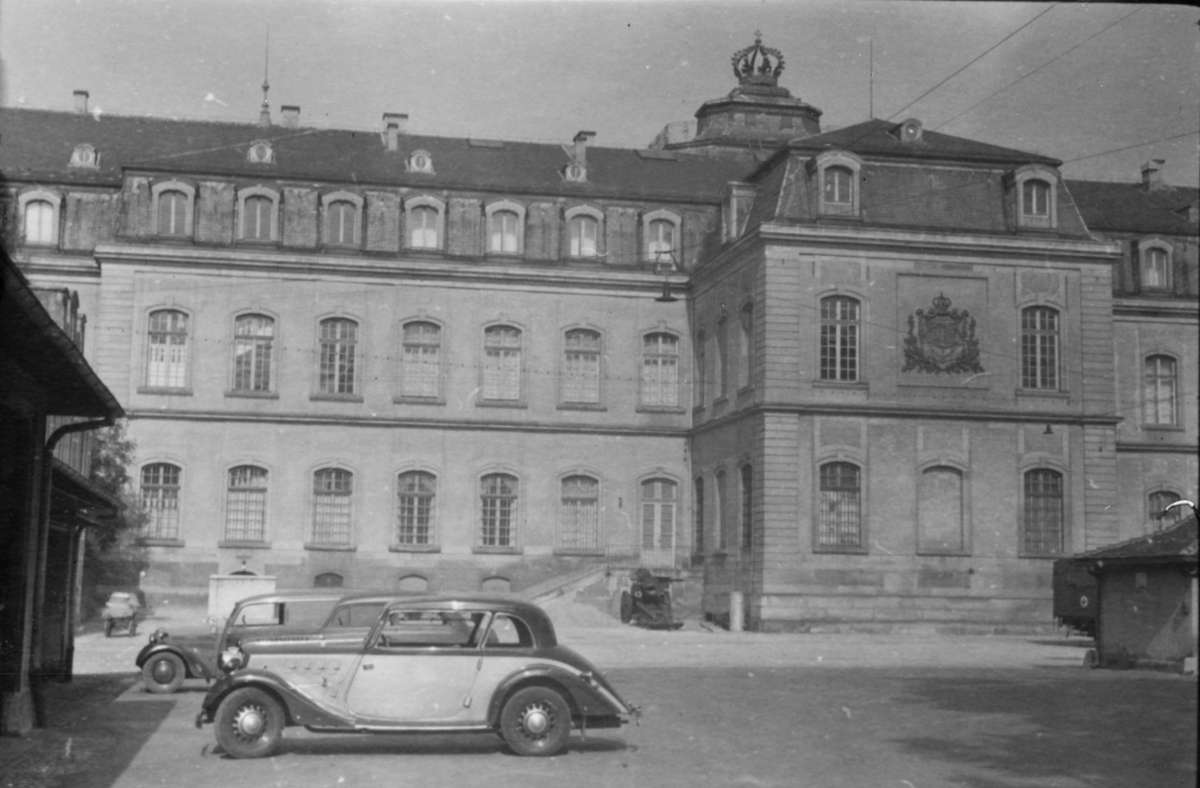 Schon vor Kriegsbeginn ist Stuttgart eine Autostadt – hier parkende Limousinen hinter dem Neuen Schloss.