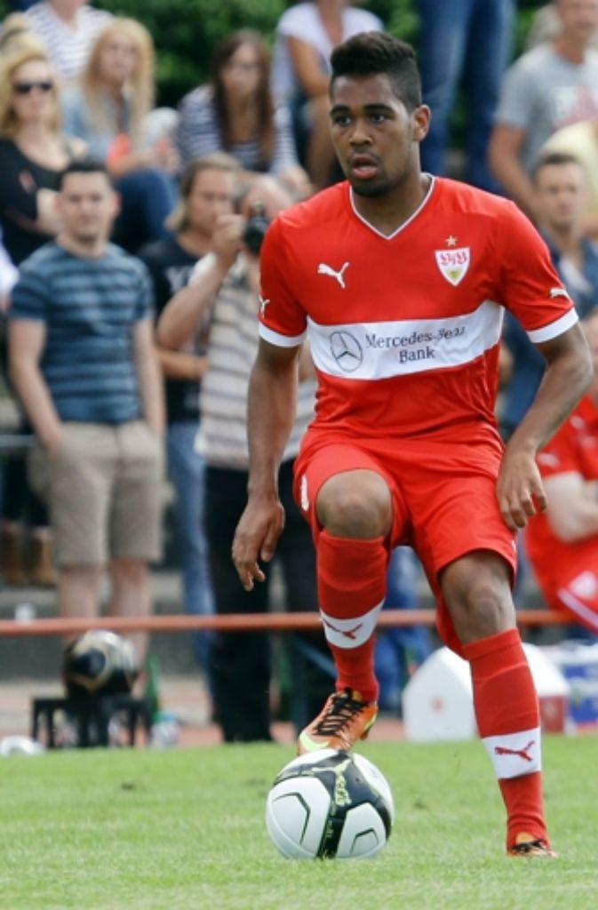 Philipp Mwene  (19), seit 2010 in Stuttgart, wurde mit einem Profivertrag ausgestattet. Der Abwehrspieler war bisher beim VfB Stuttgart II im Einsatz.