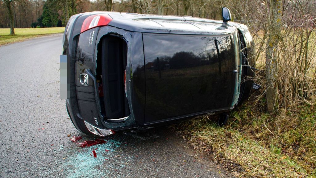 Unfall beim Schloss Solitude: 20-jähriger Hyundai-Fahrer überschlägt sich
