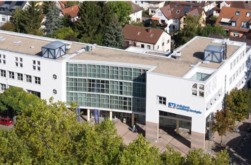 Blick aus der Luft  auf den Hauptsitz der Volksbank Leonberg-Strohgäu  in der Leonberger Stadtmitte Foto: /Volksbank