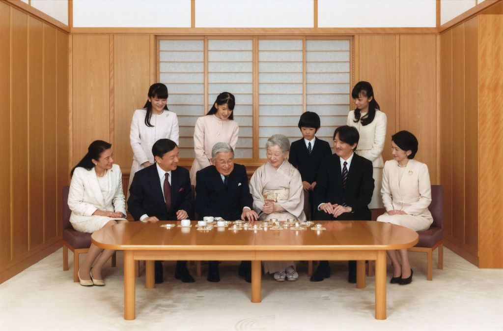 Auch das Kaiserpaar pflegt japanische Traditionen: Bei einem Fotoshooting posierte die ganze kaiserliche Familie bei einer Teezeremonie für die Kameras.