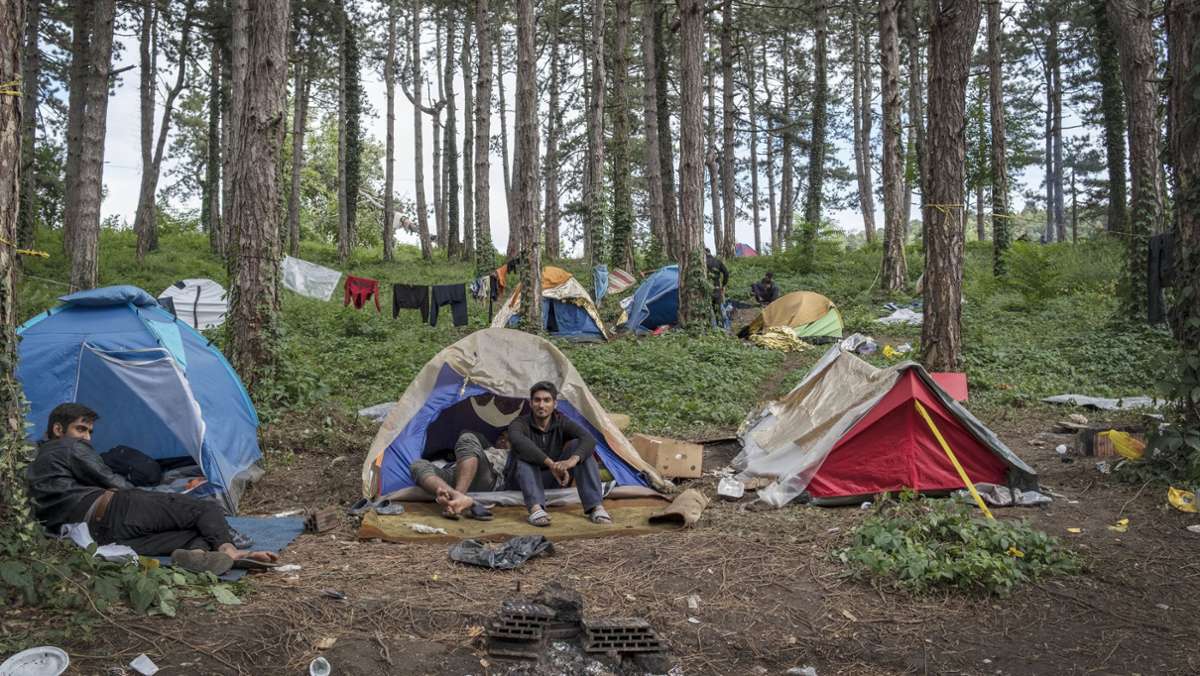 Obdachlos bei winterlichen Verhältnissen: Bosnische Behörden bringen hunderte Migranten in Quartiere