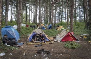 Bosnische Behörden bringen hunderte Migranten in Quartiere