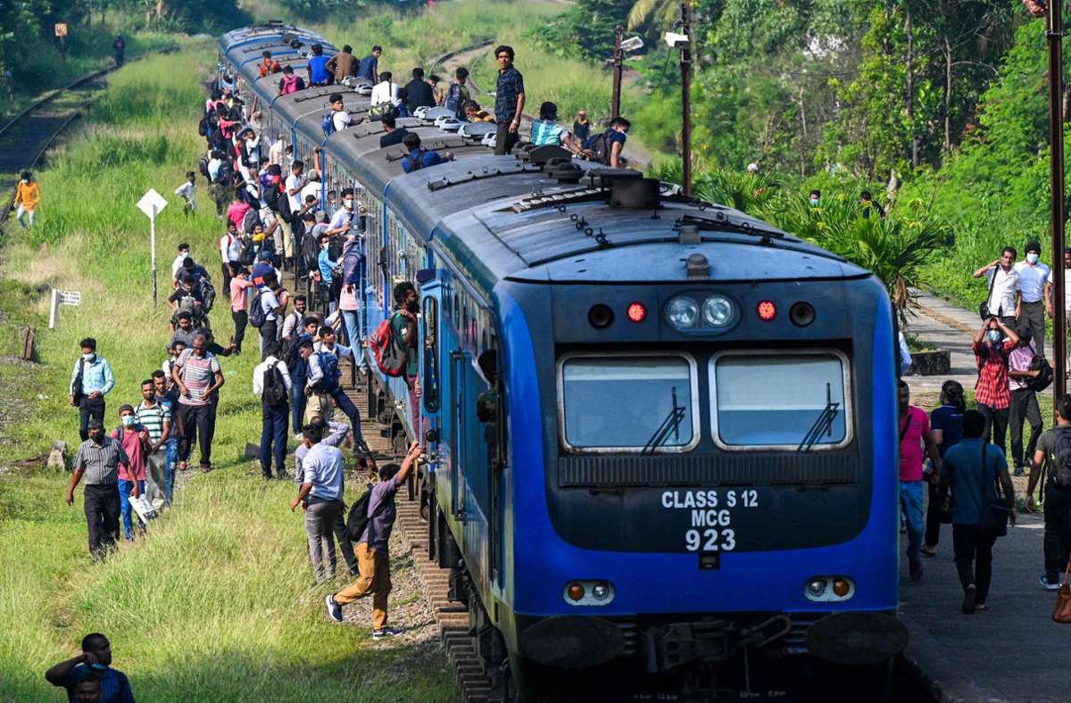 Pendler in Colombo müssen sich in die wenigen Züge drängen.