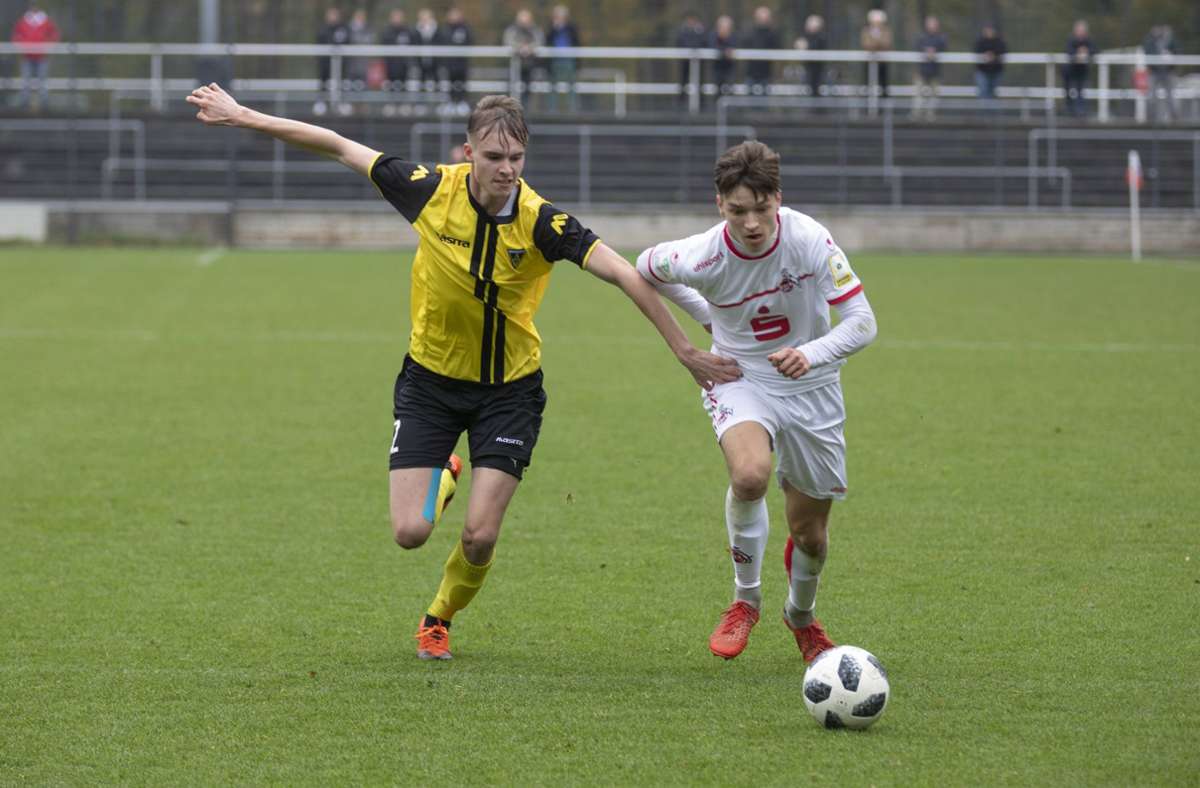 Tim Brdaric (li.), hier noch im Dress der U19 von Alemannia Aachen, spielt seit Anfang des Jahres im Verein seines Vaters.