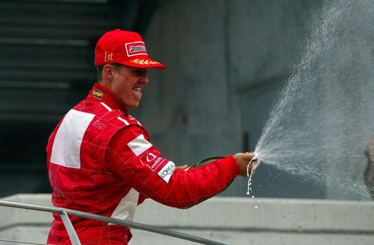 Michael Schumacher ist als der erfolgreichste Pilot in die Formel-1-Geschichtsbücher eingegangen. Der Rennfahrer gewann zweimal in Folge mit Benetton (1994 und 1995) und fünfmal in Folge mit Ferrari (2000 bis 2004) die Weltmeisterschaft. Bei 307 Starts gehen außerdem 91 Siege, 155 Podestplatzierungen und 77 schnellsten Rennrunden auf sein Konto. Zu Schumachers Gesundheitszustand nach seinem Skiunfall im Dezember 2013 ist wenig bekannt.