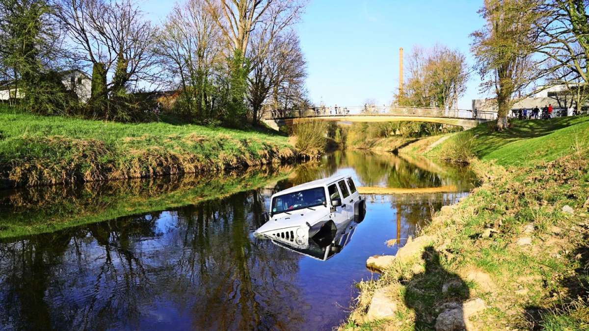  Großes Pech für den Besitzer eines Geländewagens: wohl weil die Handbremse des Fahrzeugs nicht richtig angezogen war, rollte der in Weinstadt geparkte Jeep los und landete im Fluss Rems. 