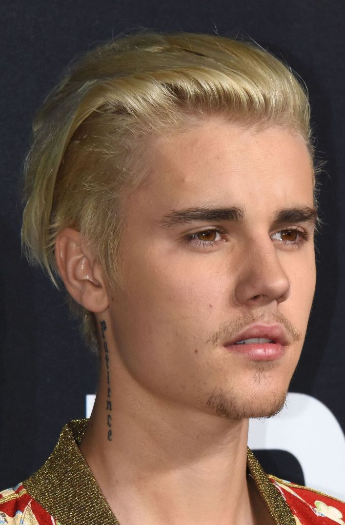 Dem US-Superstar Justin Bieber wird das öffentliche Interesse an seiner Person gerne mal zu viel. Schon mehrmals attackierte er die Paparazzi und rastete aus. Auch vor Fans macht der 23-Jährige nicht Halt. Bei einem Konzert in Barcelona verpasste der Sänger 2016 einem Fan angeblich mit einem Faustschlag eine blutige Lippe.
