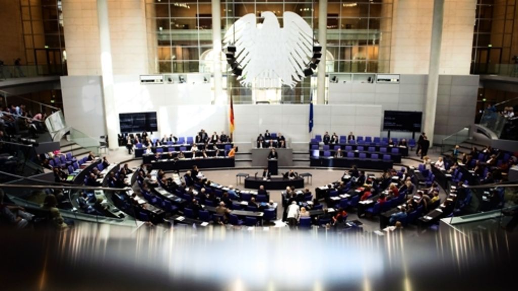  Die Abgeordneten des Bundestags sollen künftig Nebeneinkünfte genauer publik machen. Eine Offenlegung auf Euro und Cent wird es aber aller Voraussicht nach nicht geben. 