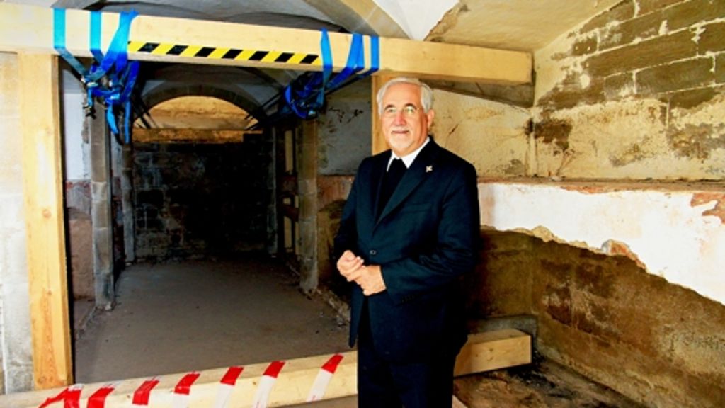  Archäologen haben bei Grabungen unter der Sülchenkirche in Rottenburg (Kreis Tübingen) unter der Bischofsgruft eine ältere Kirche entdeckt. 