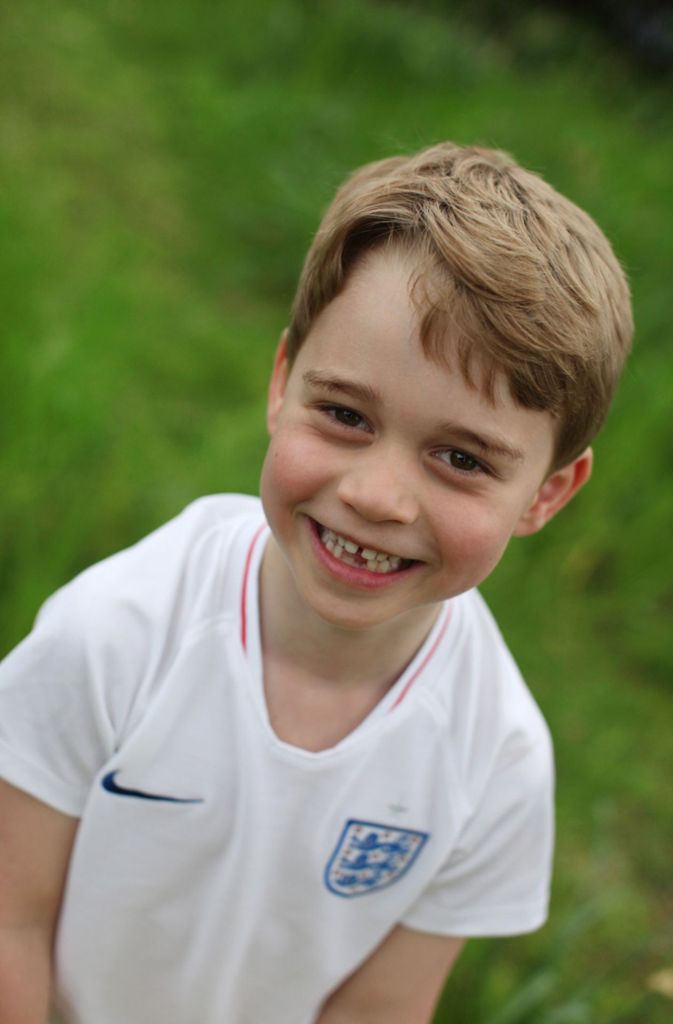 Zur Freude englischer Fußballfans trägt der kleine Prinz ein englisches Trikot.