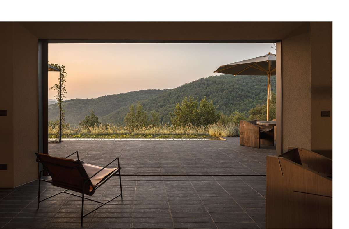 Ferienhaus „Casa Morelli“ in den Hügeln der Toskana (Italien), minimalistisch schick gestaltet von Studio Holzrausch aus München.