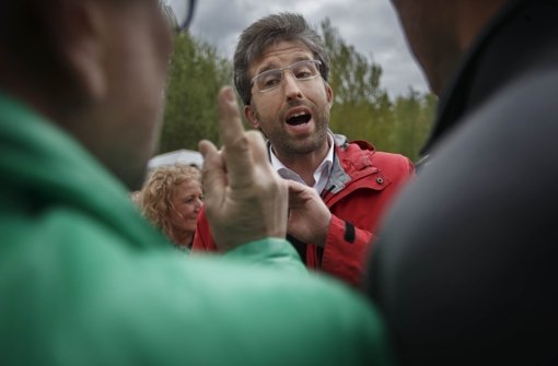 Der grüne Tübinger OB Boris Palmer diskutiert mit Demonstranten. Foto: Gottfried Stoppel