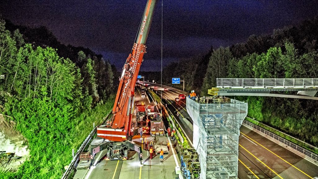 Nächtliche Arbeiten an A8: Kran hievt tonnenschweres Brückenteil an seinen Platz