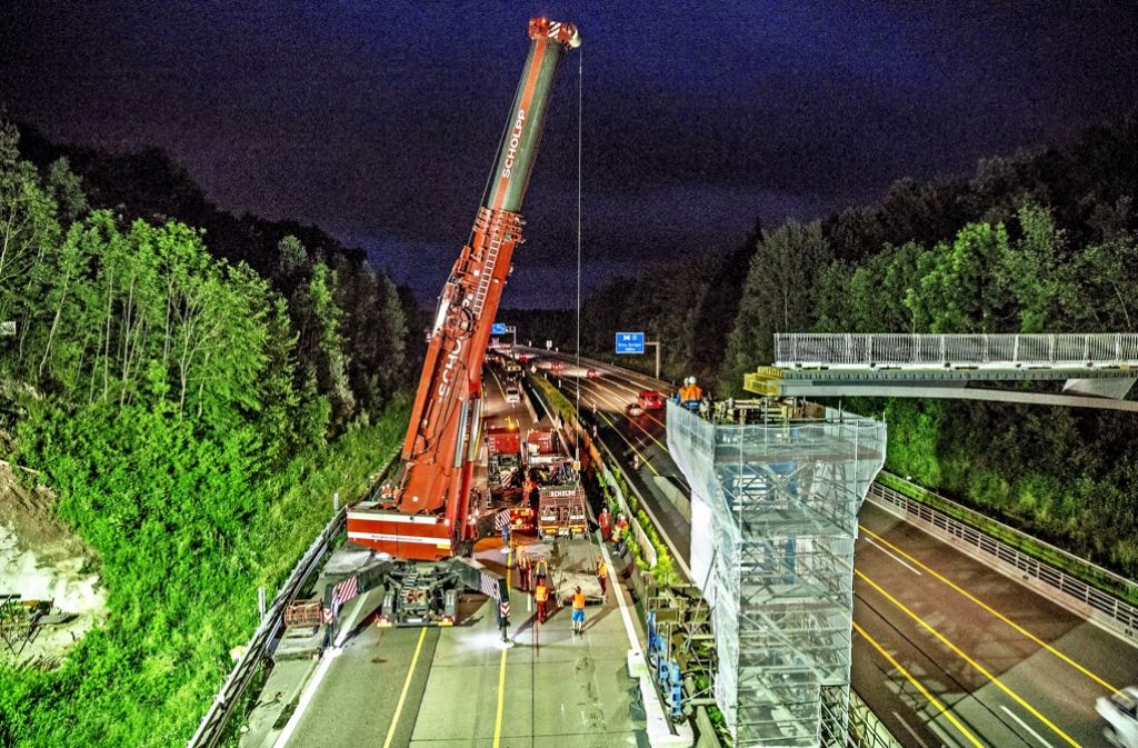 Die A8 musste in der Nacht zum Sonntag wegen Brückenarbeiten gesperrt werden.