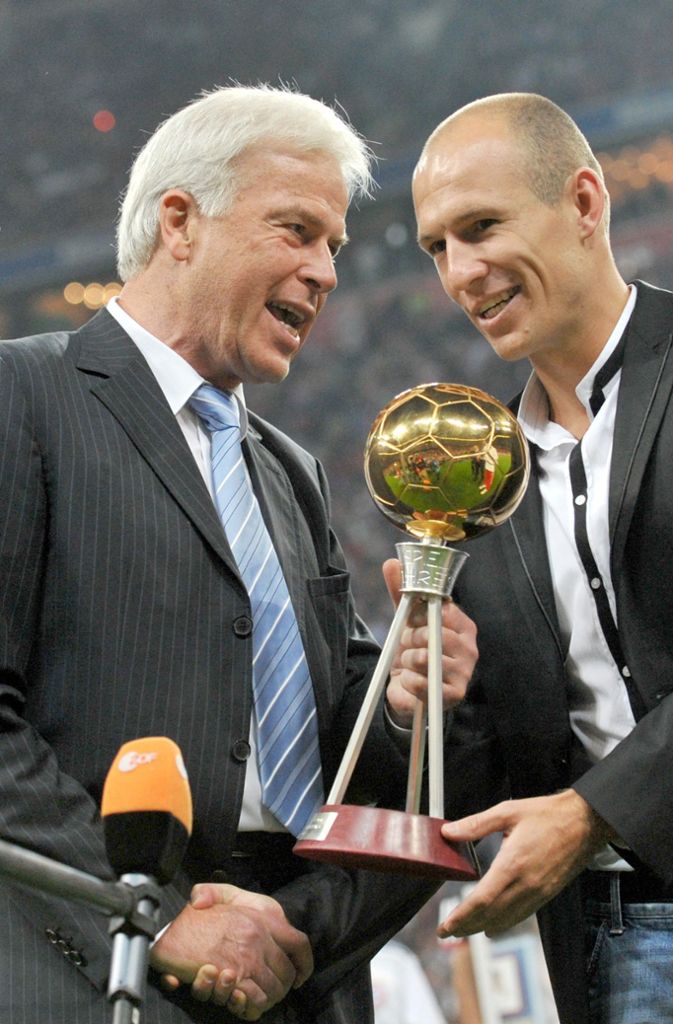 Ach ja, zum Fußballer des Jahres in Deutschland wurde Robben/mit Kicker-Chefredakteur Rainer Holzschuh) er 2010 auch noch gewählt – für einen Niederländer ein beachtlicher Erfolg.