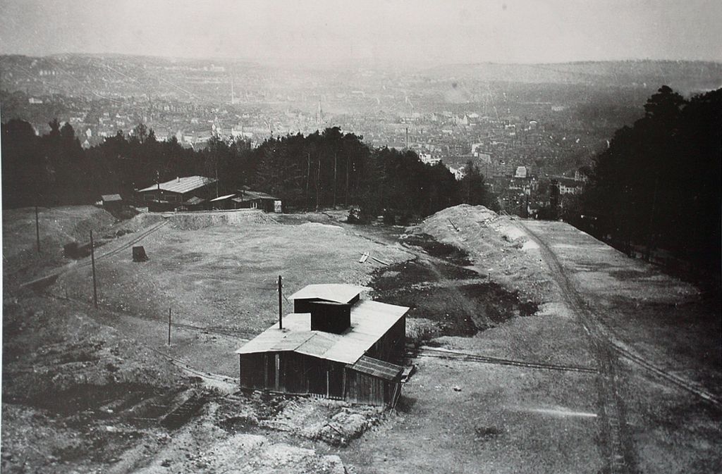 1932 wird das Gelände für den Sportplatz planiert, um das Waldheim Raichberg zu eröffnen. Dass das Waldheim ganz in der Nähe des Waldheims Gaisburg eröffnet wurde, hatte politische Gründe. Die Arbeiterbewegung spaltete sich damals in Sozialdemokraten und Kommunisten, die nicht mehr unter einem Dach zusammenbleiben wollten.