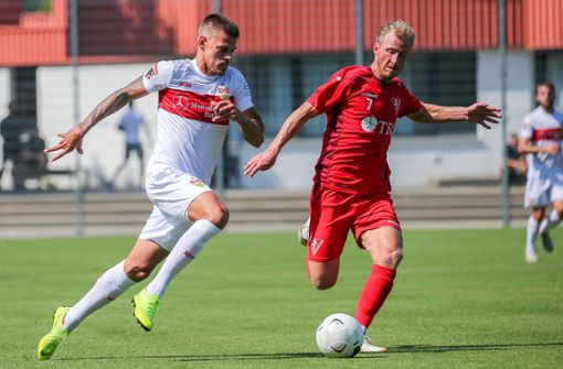 Jan Kliment vom VfB II (li.) ist ein Ausnahmespieler für die Oberliga – beim 7:1 gegen den 1. FC Rielasingen mit Pascal Rasmus trifft der Tscheche zweimal. Foto: Baumann