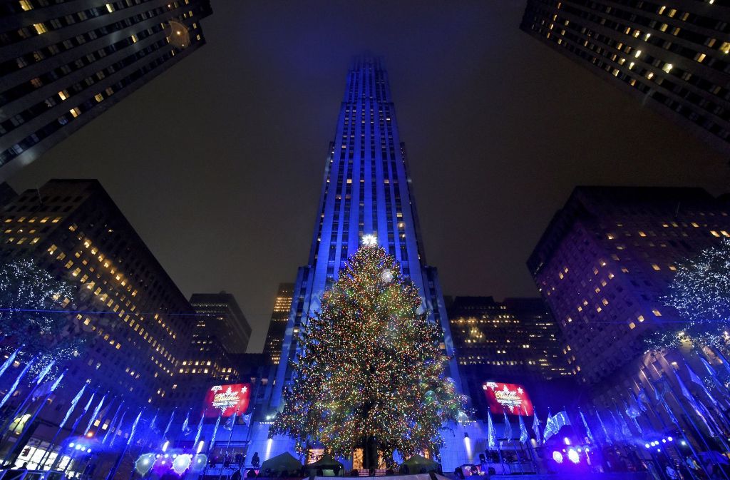 Mehr als 50.000 LED-Lämpchen beleuchten den Weihnachtsbaum vor dem Rockefeller Center in New York. Die Energie dafür stammt von den Solarzellen auf dem Dach des Gebäudekomplexes.