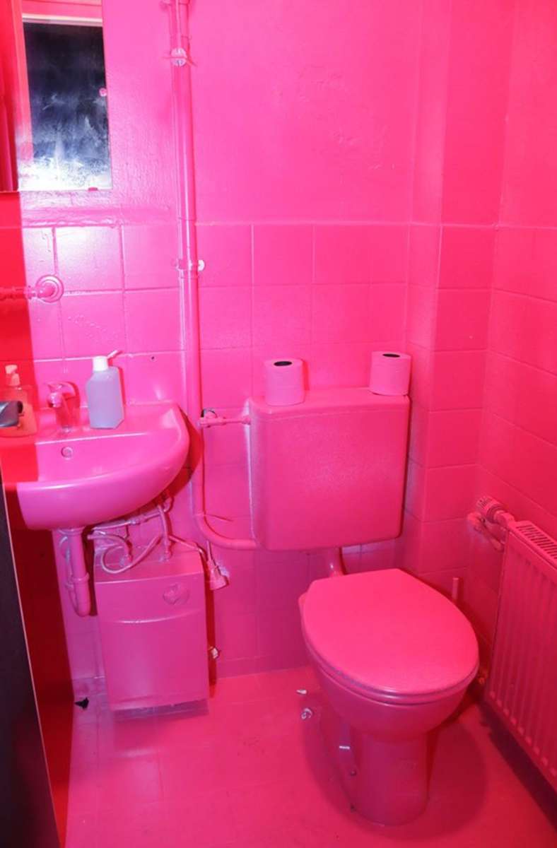 WC in Pink.