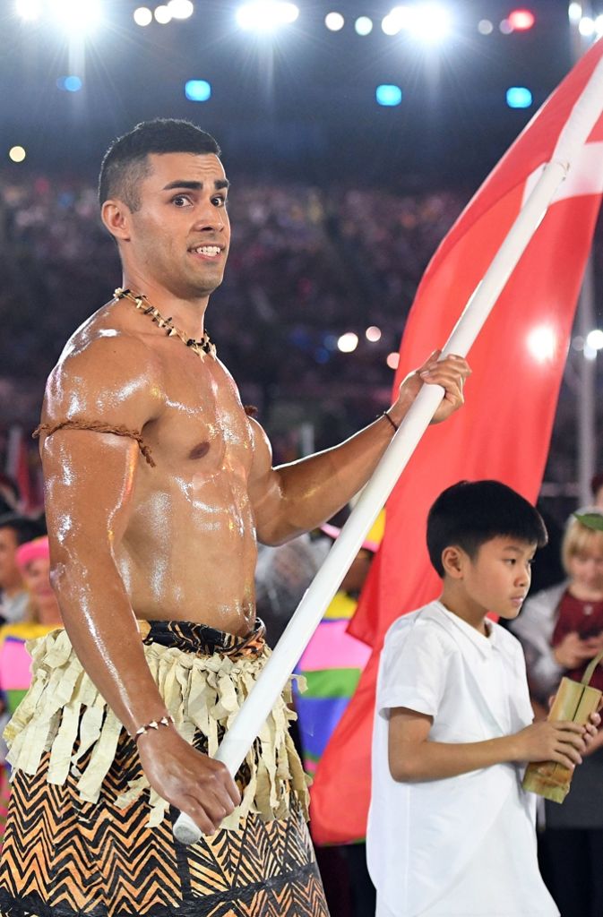 Für Aufsehen bei der Eröffnungsfeier der Sommerspiele in Rio sorgte dieser Mann namens Pita Taufatofua: Der Fahnenträger des Inselstaates Tonga lief mit nacktem, komplett eingeöltem Oberkörper in das Maracana-Stadion ein.