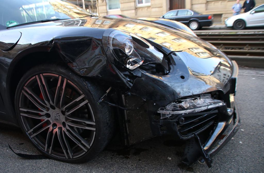 Der Porschefahrer verletzte sich bei dem Unfall schwer.