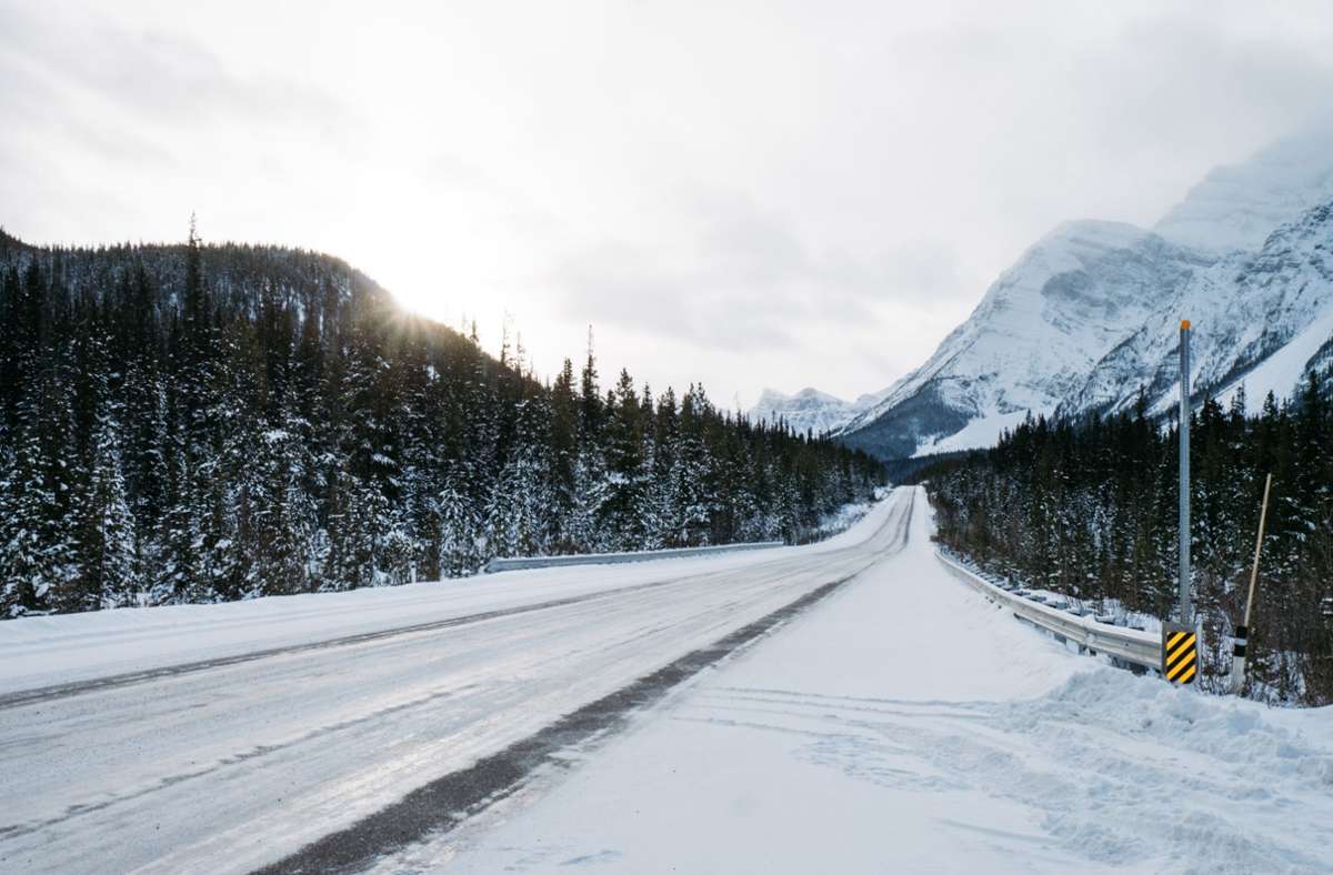 Der Icefields Parkway führt durch den Banff- und Jasper Nationalpark, eine Landschaft mit Bergen, Flüssen, Wasserfällen und Gletschern.
