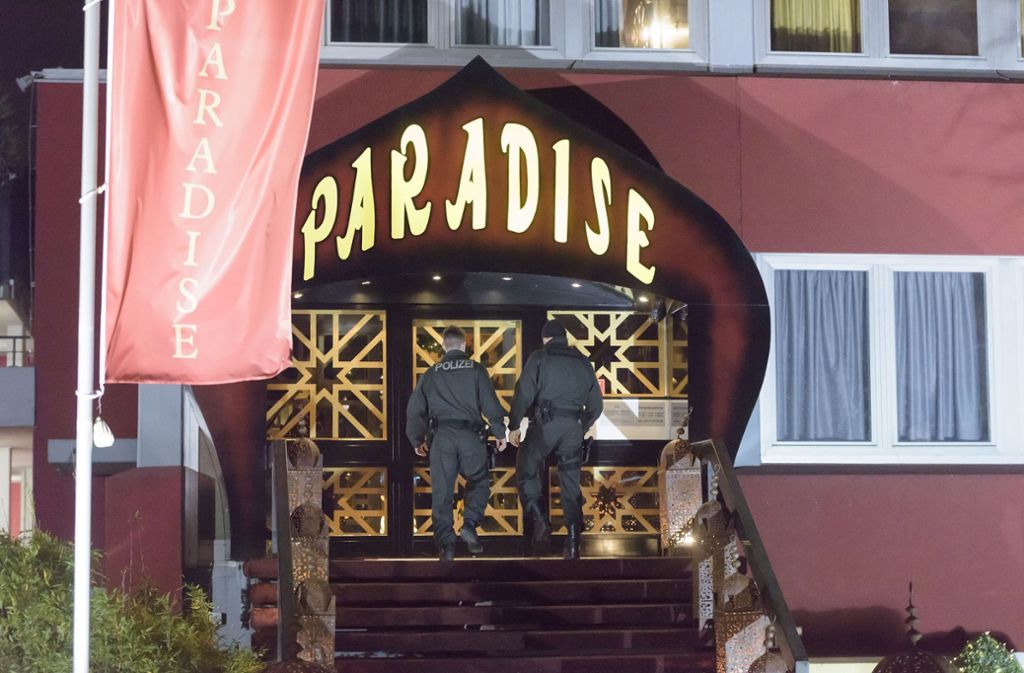 Bei einer Razzia am 30. November 2014 sicherten die Ermittler Beweise im FKK-Klub „Paradise“. Foto: 7aktuell.de/Eyb