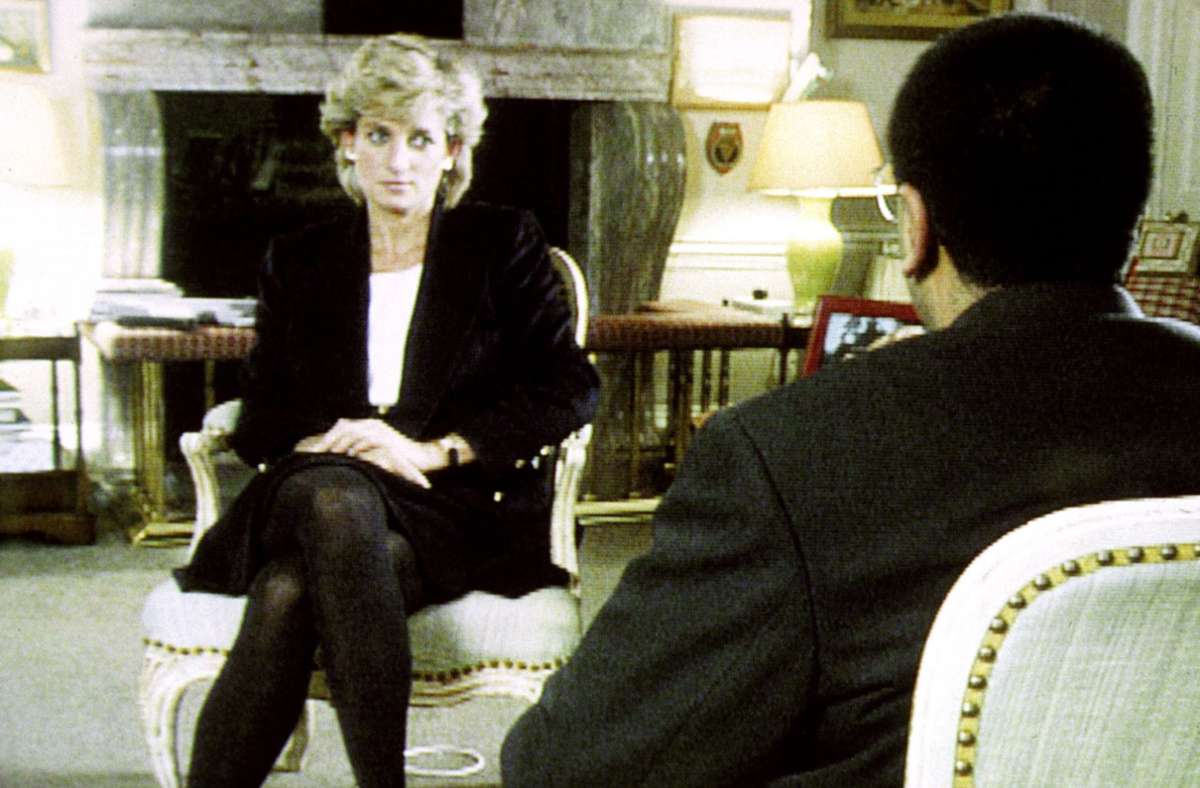 1995 gab Diana der BBC ein legendäres Interview, in dem sie über ihre Ehe, ihre Bulimie und ihre Suizidversuche sprach. Das Königshaus war entsetzt - es folgte die Scheidung von Charles und Diana. Erst dieses Jahr wurden Vorwürfe gegen die BBC bekannt: Reporter Martin Bashir soll mithilfe gefälschter Dokumente und anderer Taktiken Diana zu dem Interview überredet haben.